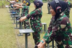 Srikandi Lanud RSN Asah Kemampuan Menembak